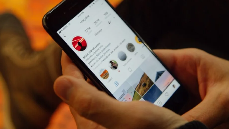 Hidden Tricks photo smartphone with Instagram app